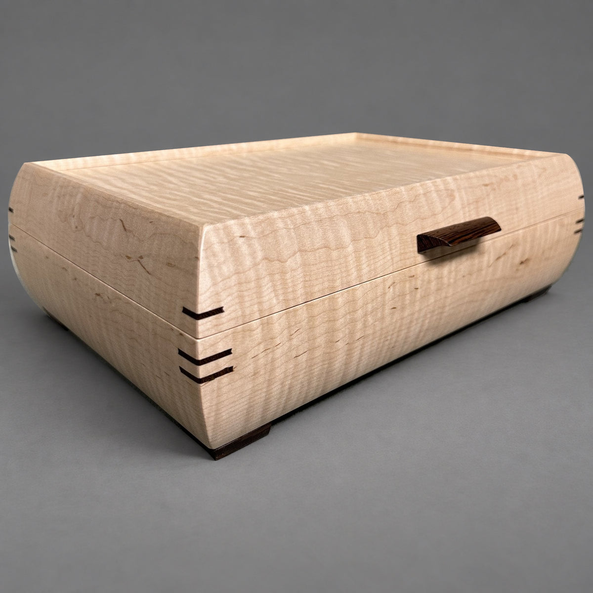Curly maple figure detail, side view