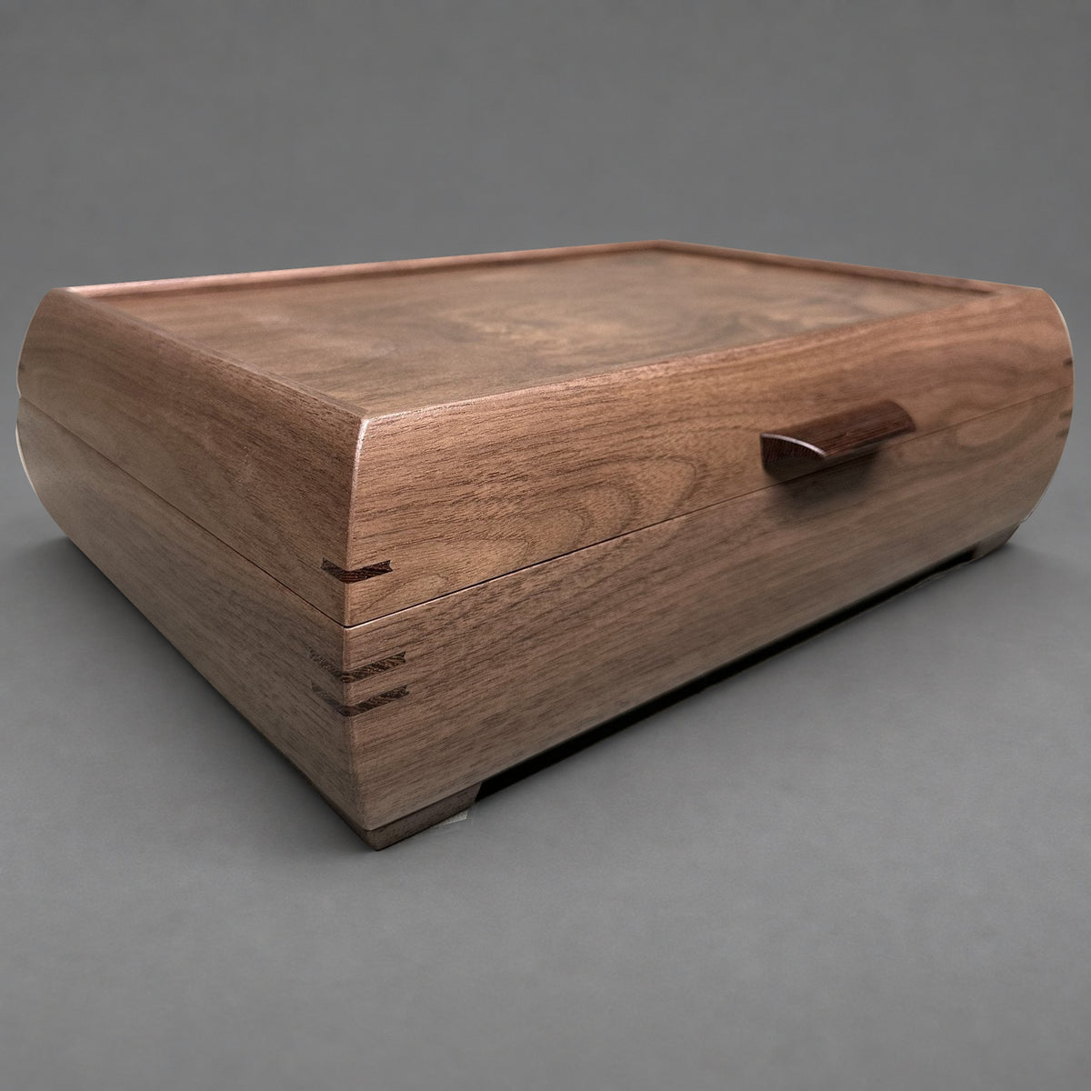 Walnut grain detail, side view