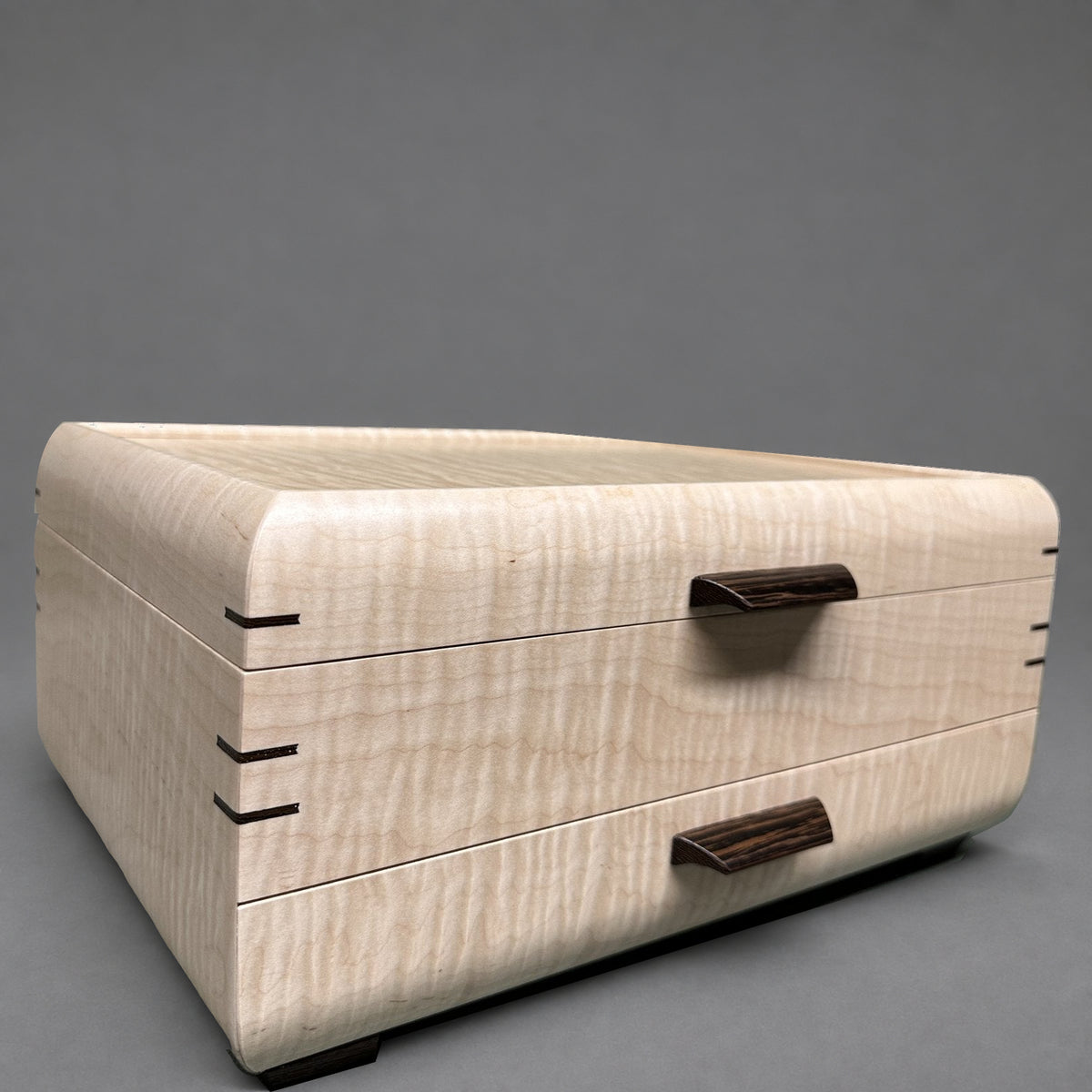 Curly maple figure detail, side view