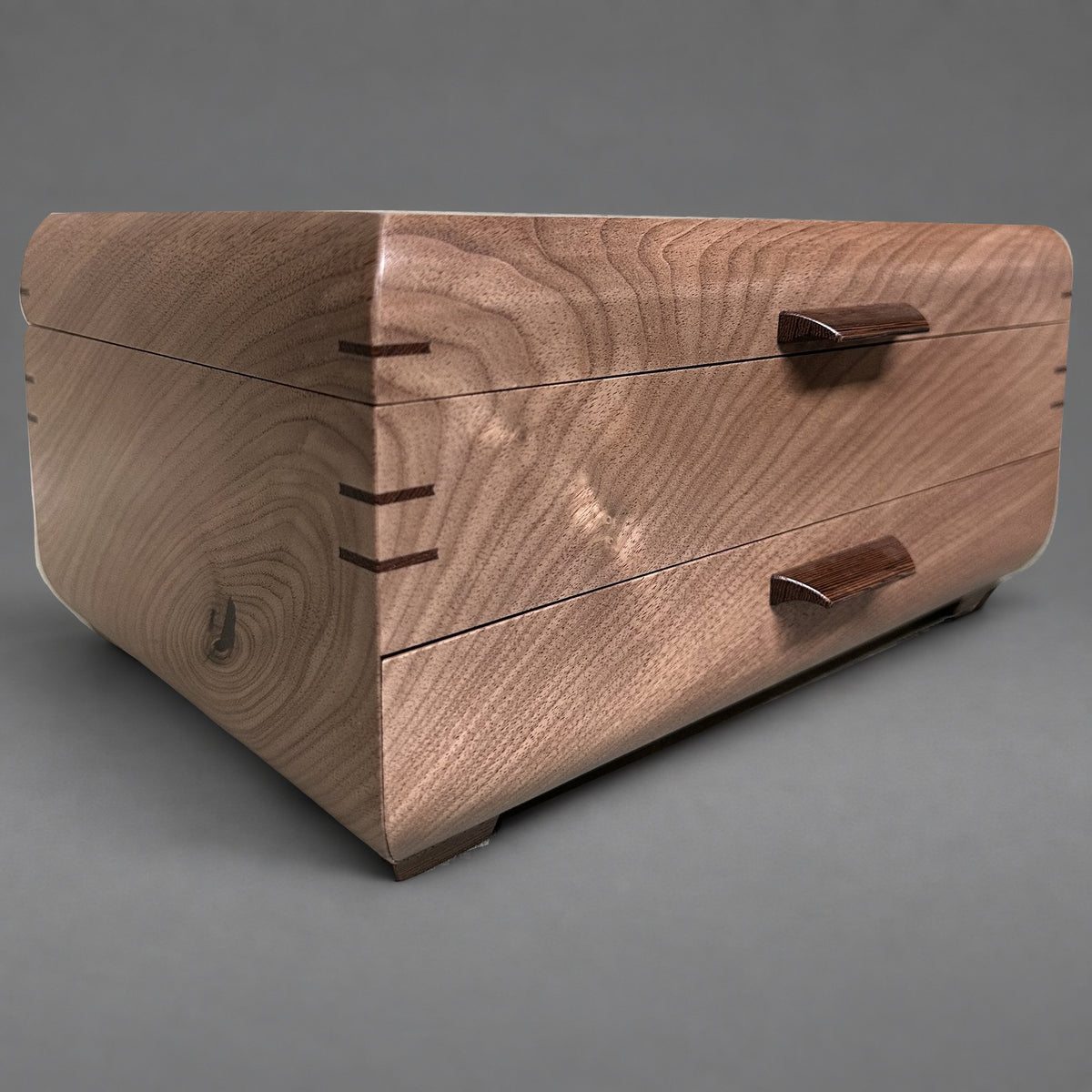 Walnut grain detail, side view