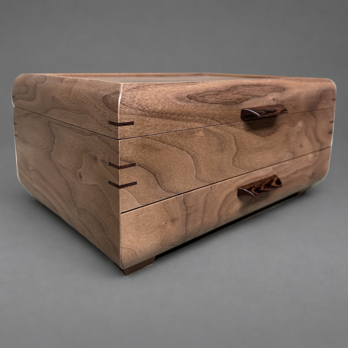 Walnut grain detail, side view