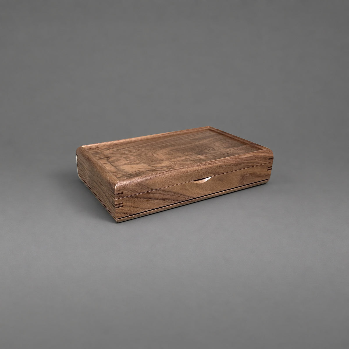 Large Valet Box walnut with walnut lid, closed
