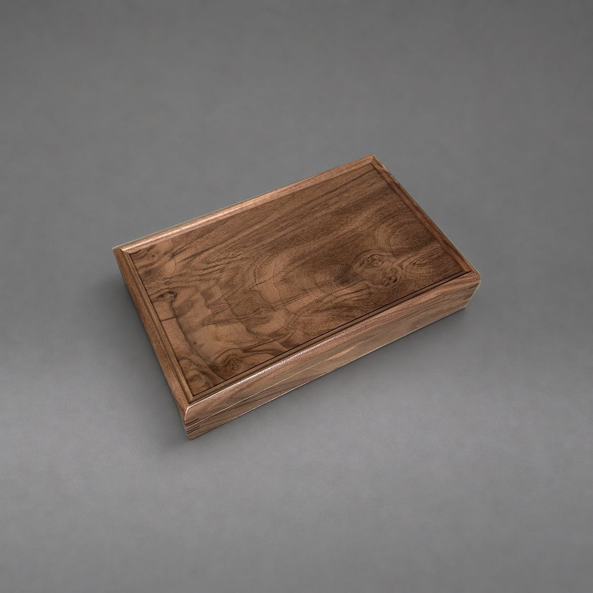 Walnut grain detail, side view